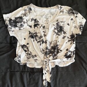 Chic Black and White Tie-Dye V-Neck Top